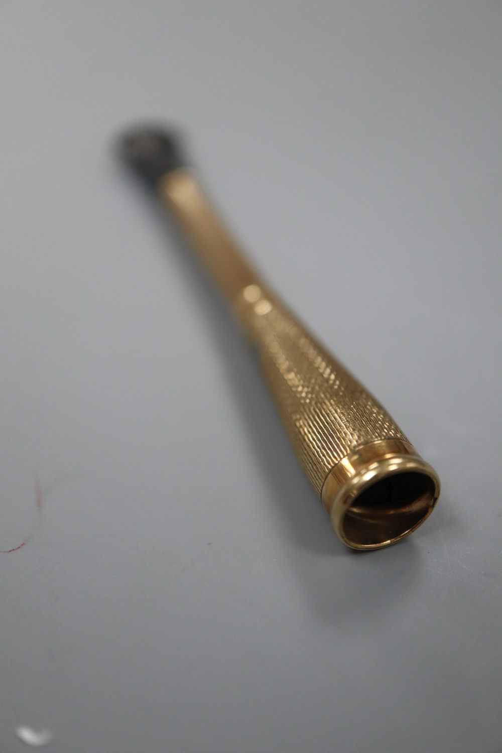 A 1950s 9ct gold mounted cigarette holder, 78mm, gross 6.9 grams.
